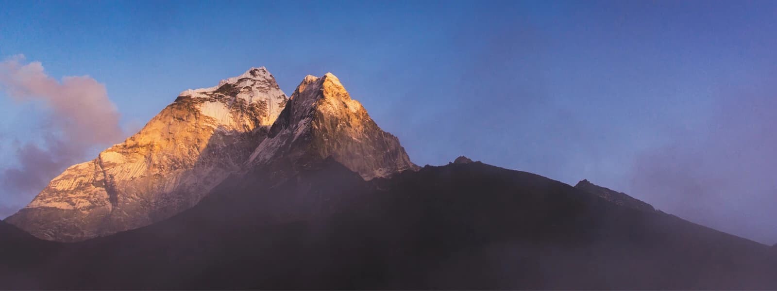 the breathtaking view of Mount Everest at sunrise
